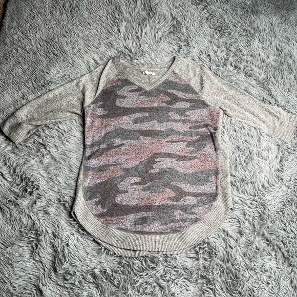 Maurices Sweatshirt Womens Medium Vneck Camouflage Pink Gray Super Soft Top 🎃 - Picture 1 of 9
